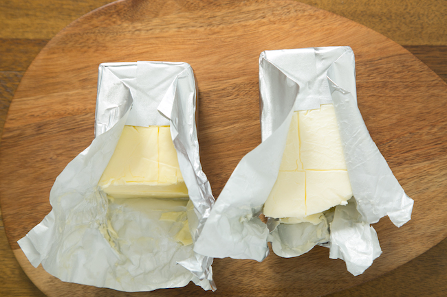 右が発酵バター、左がカルピス特選バター。