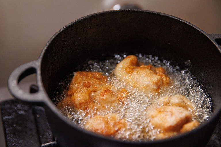 「揚げ物」を家で調理する極意は? 油はねを抑え片付けも楽ちんでおいしく揚げるコツとレシピ | @Living アットリビング