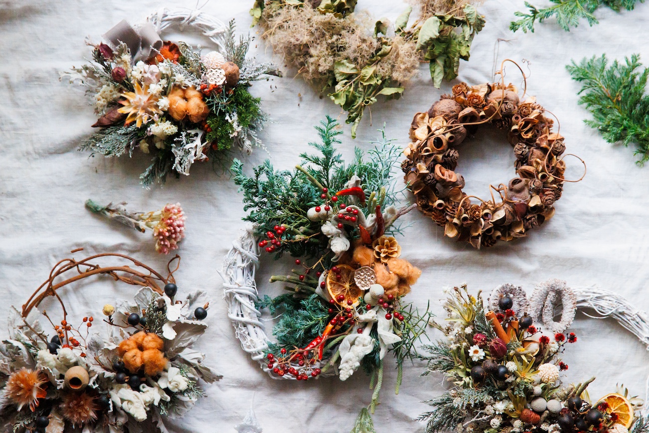 クリスマスリースを季節の花材で制作…フローリストが教えるドライフラワーリースの作り方 | @Living アットリビング