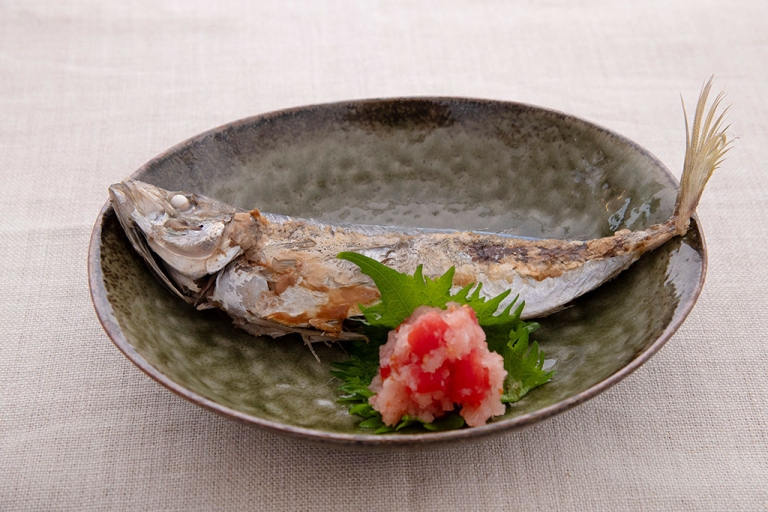 焼き魚はフライパンで10分！干物・切り身・一尾の間違いない焼き方を料理人が解説 | @Living アットリビング